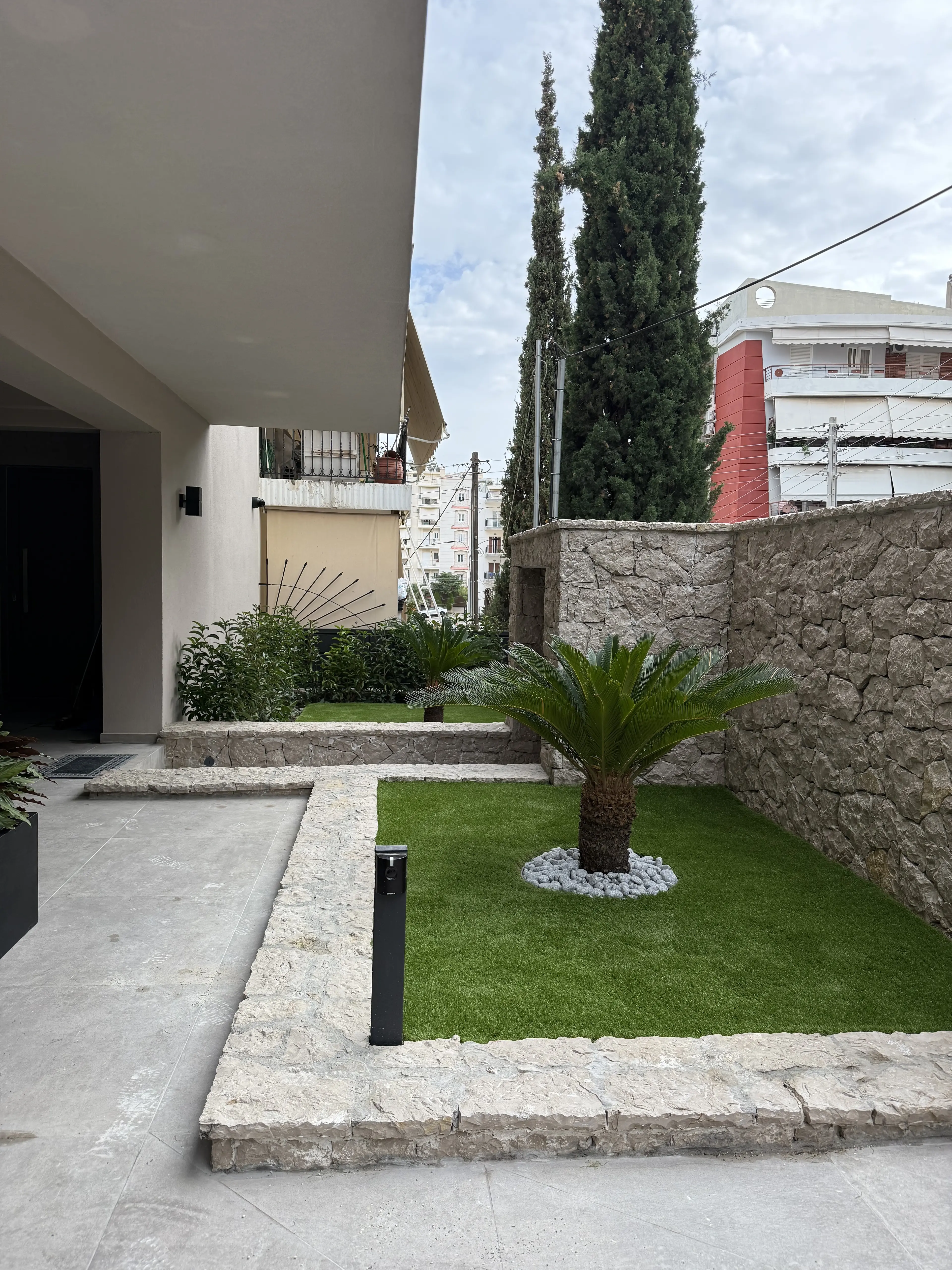 Λιτή Αυλή Εισόδου