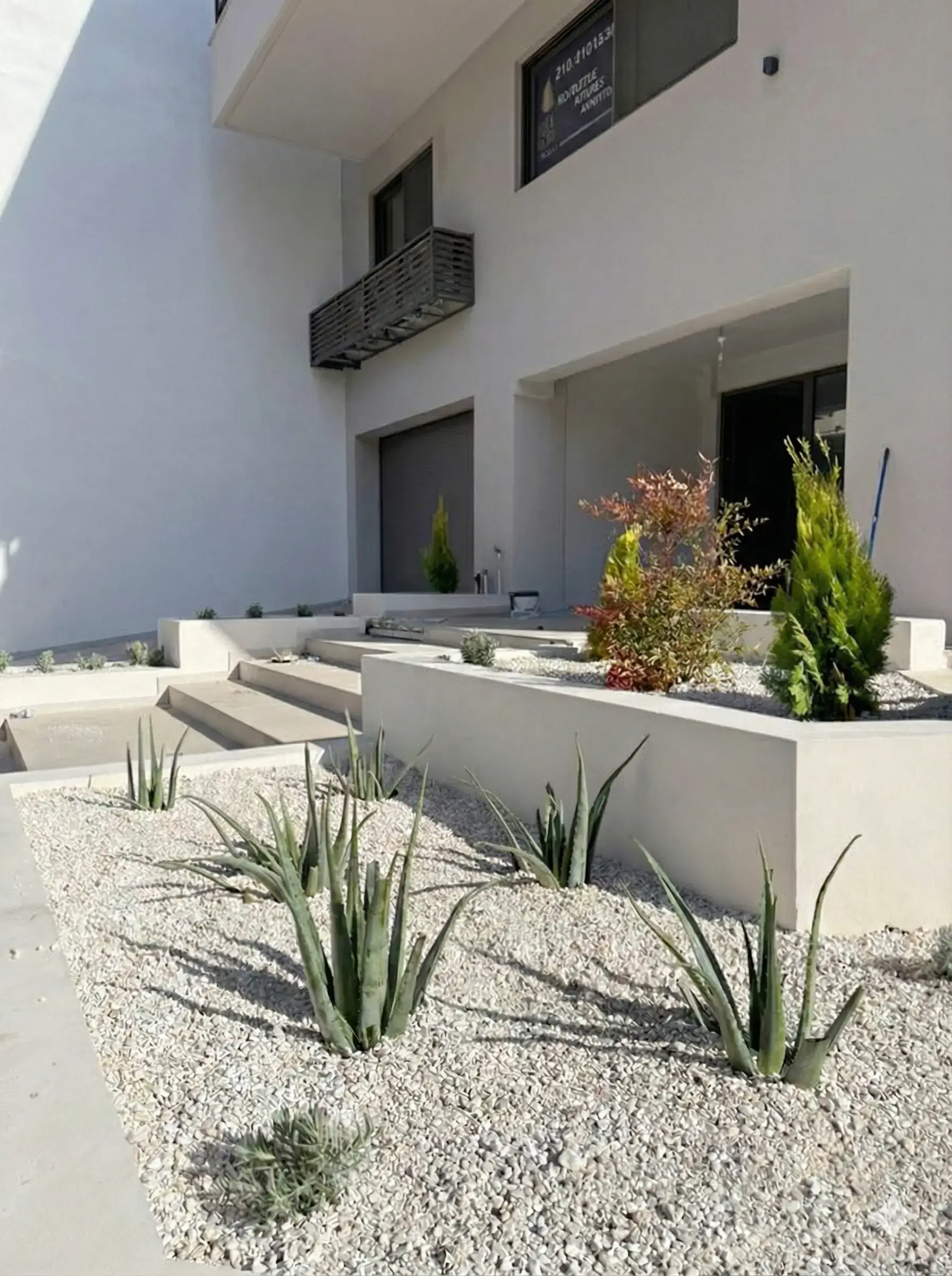 Μοντέρνος ξηροφυτικός κήπος εισόδου