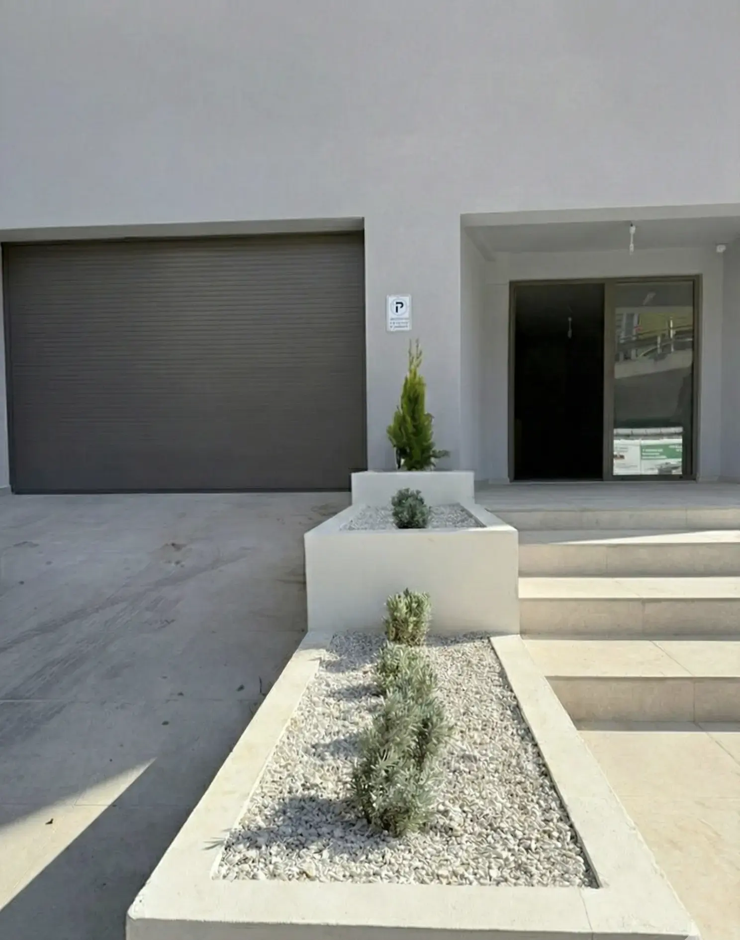 Φύτευση εισόδου με γραμμικά παρτέρια